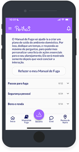 Tela do app PenhaS (Manual de Fuga) em um celular: texto explica que o manual ajuda a criar um plano de saída do ambiente doméstico, com botão “Refazer o meu Manual de Fuga” e listas de etapas (“Passos para fuga”, “Segurança pessoal”, “Bens e renda”); menu inferior com Início, Manual de Fuga, Socorro, Chat e Pontos de Apoio.